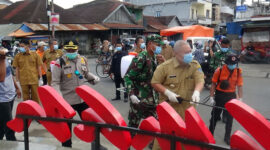 FOTO : Dr. H. Safrial, Kapolres AKBP Guntur Saputro, S.IK, MH dan dandim 0419/Tanjab Letkol Inf Erwan Susanto, S.IP Saat Melakukan Penyemprotan Cairan Disinfektan di Taman PKK Kuala Tungkal, Selasa (24/03/20).