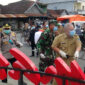FOTO : Dr. H. Safrial, Kapolres AKBP Guntur Saputro, S.IK, MH dan dandim 0419/Tanjab Letkol Inf Erwan Susanto, S.IP Saat Melakukan Penyemprotan Cairan Disinfektan di Taman PKK Kuala Tungkal, Selasa (24/03/20).