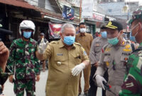 FOTO : Terlihat Bupati H. Safrial bersama Kapolres, dan Dandim 0419 Tanjab Melakukan Penyemprotan Disinfektan di sejumlah Lokasi Kota Kuala Tungkal, Selasa (24/03/20)