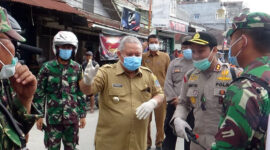 FOTO : Terlihat Bupati H. Safrial bersama Kapolres, dan Dandim 0419 Tanjab Melakukan Penyemprotan Disinfektan di sejumlah Lokasi Kota Kuala Tungkal, Selasa (24/03/20)