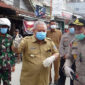 FOTO : Terlihat Bupati H. Safrial bersama Kapolres, dan Dandim 0419 Tanjab Melakukan Penyemprotan Disinfektan di sejumlah Lokasi Kota Kuala Tungkal, Selasa (24/03/20)