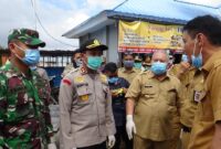 FOTO : Kapolres Tanjab Barat AKBP Guntur Saputro, SIK, MH, Dandim 0419 Tanjab dan Bupati Tanjab Barat Dr. H. Safrial pada Penyemptotan Disinfectsnt Kemarin, Selasa (34/03/20)