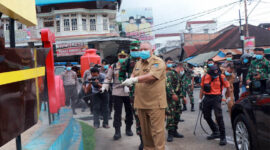 FOTO : Terlihat Bupati H. Safrial bersama Kapolres, dan Dandim 0419 Tanjab Melakukan Penyemprotan Disinfektan di Area Bermain Taman PKK Kota Kuala Tungkal, Selasa (24/03/20)