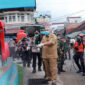 FOTO : Terlihat Bupati H. Safrial bersama Kapolres, dan Dandim 0419 Tanjab Melakukan Penyemprotan Disinfektan di Area Bermain Taman PKK Kota Kuala Tungkal, Selasa (24/03/20)