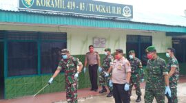 FOTO : Danramil Tungkal Ilir Semprotkan Disinfektan Cegah Penyebaran Corona Covid-19 di Perkantoran, Selasa (24/03/20)
