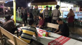 FOTO : Puluhan TNI - Polri di Kota Kuala Tungkal turun ke warkop dan tempat umum menghimbau warga setempat untuk mengurangi aktufitas berkumpul dan berkeluyuran, Selasa (24/03/20).