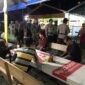 FOTO : Puluhan TNI - Polri di Kota Kuala Tungkal turun ke warkop dan tempat umum menghimbau warga setempat untuk mengurangi aktufitas berkumpul dan berkeluyuran, Selasa (24/03/20).