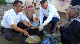 FOTO : Pramuka Saka Bhakti Husana Tanjung Jabung Barat Saat Melakukan Pembuatan Cairan Desinfektan di Samping Kantor Dinas Kesehatan, Rabu (25/03/20).  