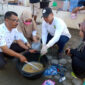 FOTO : Pramuka Saka Bhakti Husana Tanjung Jabung Barat Saat Melakukan Pembuatan Cairan Desinfektan di Samping Kantor Dinas Kesehatan, Rabu (25/03/20).  