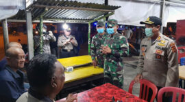 FOTO : Dandim 0419/Tanjab Letkol Inf Erwan Susanto, S.IP dan Kapolres AKBP Guntur Saputro, SIK, MH Memberikan Himbauan Kepada Warga yang masih nongkrong di Warkop Simpang Misno, Rabu  (24/03/20).