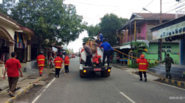 FOTO : Petugas Dinas Pemadam Kebakaran dan Penyelamatan Kabupaten Tanjung Jabung Barat Melakukan Penyemprotan Fisinfektan, Kamis (26/03/20)