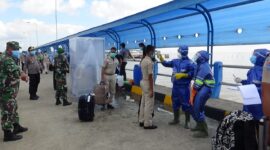 FOTO : Pemeriksasn Oleh Tim Covid-19 Terhadap Peblnumpang di Pelabuhan Roro Kuala Tungkal, Kamis (26/03/20).