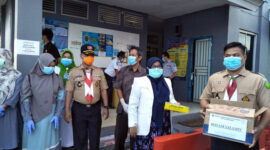 FOTO : Kegiatan Saka Bakti Husada Cabang Tanjung Jabung Barat, Ikatan Apoteker Indonesia (IPI) Dinas Kesehatan Saat Melaksanakan Kegiatan Pembangian Vitamin C Gratis, Kamis (26/03/20).