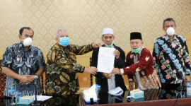 FOTO : Bupati Dr. H. Safrial MS, Wakil Bupati H. Amir Sakib, Ketua MUI Drs. H. Mahyuddin Arif, M.Ud dan Ketua FKUB H. A. Satar AG, S.Ag Mengangkat Bokumen Kesepakatan Bersama Terkait Upaya Pencegahn Corona Covid-19 di Balai Pertemuan Kantor Bupati, Kamis (26/03/20).