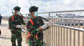 FOTO Komandan Korem 042/Gapu Kolonel Arh Elphis Rudy, M.Sc, S.S Memimpin Penyemprotan di beberapa fasilitas umum dan Perkantoran hari ini Kamis (26/03/20).