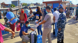 FOTO : Personil Gabungan TNI-Polri, KKP, KPLP, Syahbandar dan Dinas Kesehatan Melakukan Pemeriksaan Terhadap Penumpang Speed boat SUN RICKO 88 dari Batam di Pelabuahan LLASDP Kuala Tungkal, Kamis (26/03/20)