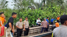 FOTO : Tampak Kapolsek Tungkal Ilir, IPTU Agus Purba, SH, MH Bersama Tim Gabungan melakukan Pencarian Korban di aliran parit 7 Sungai Bram Itam, Jumat Jumat (27/03/20).