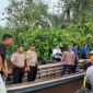 FOTO : Tampak Kapolsek Tungkal Ilir, IPTU Agus Purba, SH, MH Bersama Tim Gabungan melakukan Pencarian Korban di aliran parit 7 Sungai Bram Itam, Jumat Jumat (27/03/20).