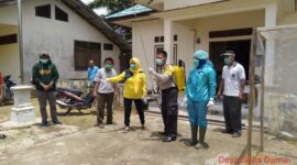 FOTO : Kegiatan Penyemprotan Disinfectat Di Desa Suka Damai Kecamatan Tebing Tinggi, Sabtu (28/03/20).