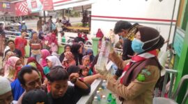 FOTO : Pembagian Disinfectant oleh Pramuka Bhakti Husada Kabupaten Tanjab Barat di Puskesmas Sungai Saren, Sabtu (28/03/20)