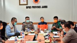 FOTO : Tim Gugus Tugas Tugas Penanganan Covid-19 Provinsi Jambi Rapat di Posko Gugus Tugas Kantor BPBD Provinsi Jambi, Sabtu (28/03/20).