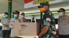 FOTO : Danrem 042/Gapu Kolonel Arh Elphis Rudy Serahkan Bantuan APD Kepada Gubernur Jambi Fachrori Umar selaku Ketua Gugus Tugas Pencegahan Covid-19 Provinsi Jambi di Makorem 042/Gapu, Minggu (29/03/20).