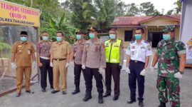 FOTO : Kapolres Tanjabbar dan Dirlantas Polda Jambi Saat Berada di Pos Terpadu Sterilisasi COVID-19 di Lintas Timur Jambi-Riau KM 167 Subsektor Batang Asam Polsek Tungkal Ulu, Senin (30/03/20)