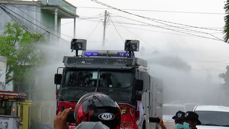 FOTO : Mobil Water Cannon (AWC) yang Digunakan Dalam Aksi Penyemprotan 15.000 Liter Disinfektan Disemprotkan di Kota Kuala Tungkal, Selasa (31/03/20).