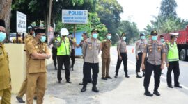 FOTO : Pelaksanaan Pemeriksaan Orang dan Kendaraan Oleh Petugas Pos Terpadu Sterilisasi COVID-19 di KM 167 Wilayah Hukum Subsektor Batang Asam Polsek Tungkal Ulu Polres Tanjab Barat.