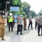 FOTO : Pelaksanaan Pemeriksaan Orang dan Kendaraan Oleh Petugas Pos Terpadu Sterilisasi COVID-19 di KM 167 Wilayah Hukum Subsektor Batang Asam Polsek Tungkal Ulu Polres Tanjab Barat.