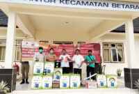 FOTO : Acara Sereh Terima Bantuan Alat Semprot Disinfektan oleh Camat Betara Tony Ermawan Putra, S.STP, MSi, Rabu (01/04/20).