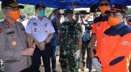 FOTO : Fachrori Umar saat Meninjau Posko Pemeriksaan batas provinsi, Jambi – Sumatera Selatan di Desa Suka Damai RT 1 Rimba Jaya Kecamatan Mestong, Kabupaten Muaro Jambi bersama Kapolda Jambi Irjen.Pol Firman Shantyabudi, Danrem 042/Garuda Putih Kolonel ARH Elphis Rudy dan beberapa orang dari Gugus Tugas Penanganan Covid-19 Provinsi Jambi, Rabu (01/04/20).