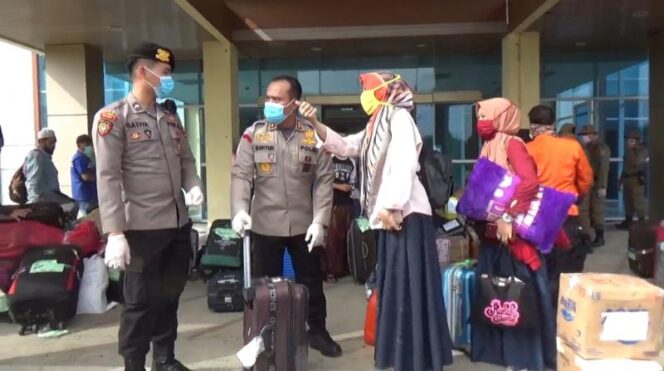 FOTO : Kapolres Tanjab Barat AKBP Guntur Saputro, SIK, MH Saat Melakukan Pemantauan Pemulangan Santri di BLK Betara, Ssbtu (04/04/20)