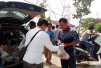 FOTO : Ketua HNSI Kabupaten Tanjung Jabung Barat Syuprayogi Syaiful, S.IP saat Melakukan Pembagian Sembako Kepada para Nelayan di Pelabuhan TPI Kuala Tungkal, Sabtu (04/04/20).