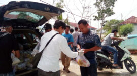 FOTO : Ketua HNSI Kabupaten Tanjung Jabung Barat Syuprayogi Syaiful, S.IP saat Melakukan Pembagian Sembako Kepada para Nelayan di Pelabuhan TPI Kuala Tungkal, Sabtu (04/04/20).