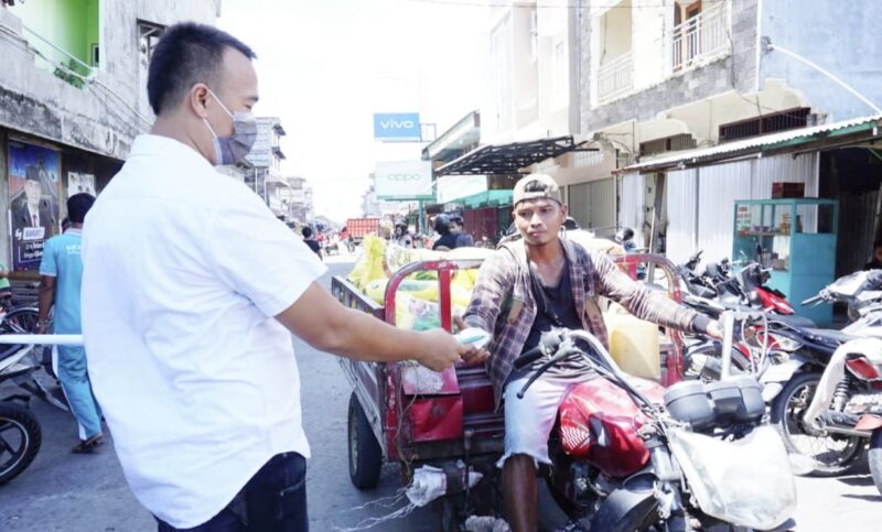 FOTO : Kegiatan DPD II KNPI bersama Special Preneur Tanjab Barat Membagikan Masker Kain Gratis Kepada Masyarakat, Minggu, (05/04/20).