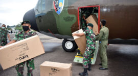 FOTO : Annggota Korem 042/Gapu Membongkar APD dari Pesawat C-130 Hercules A-1317 TNI AU di Parkiran Terminal Cargo Bandara Sultan Thaha Jambi, Selasa (07/04/20)