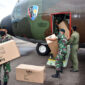 FOTO : Annggota Korem 042/Gapu Membongkar APD dari Pesawat C-130 Hercules A-1317 TNI AU di Parkiran Terminal Cargo Bandara Sultan Thaha Jambi, Selasa (07/04/20)