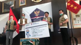 FOTO : Kepala BNPB Doni Monardo (kedua dari kiri) menerima penyerahan bantuan secara simbolis dari penasihat Tanoto Foundation Sihol Aritonang (kedua dari kanan) dan didampingi oleh Project Manager Covid-19 Tanoto Foundation, Eddy Henry (paling kiri) dan penasehat Tanoto Foundation Henky Setiawan (paling kanan), Selasa (07/04/20)