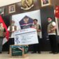 FOTO : Kepala BNPB Doni Monardo (kedua dari kiri) menerima penyerahan bantuan secara simbolis dari penasihat Tanoto Foundation Sihol Aritonang (kedua dari kanan) dan didampingi oleh Project Manager Covid-19 Tanoto Foundation, Eddy Henry (paling kiri) dan penasehat Tanoto Foundation Henky Setiawan (paling kanan), Selasa (07/04/20)