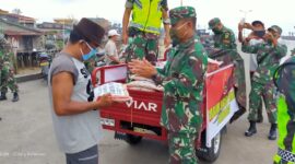 FOTO : Dadim 0419/Tanjab Letkol Inf. Erwan Susanto, SIP didampingi istri Ny. Dewi Erwan Membagikan Sembako Kepada Warga di Kota Kuala Tungkal, Jumat (10/04/20)