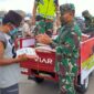 FOTO : Dadim 0419/Tanjab Letkol Inf. Erwan Susanto, SIP didampingi istri Ny. Dewi Erwan Membagikan Sembako Kepada Warga di Kota Kuala Tungkal, Jumat (10/04/20)