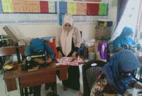 FOTO : Pembutan Masker Oleh TP PKK Desa Suka Damai Dipimpin Ibu Siti Koniah di Kantor Desa, Jumat (10/04/20)