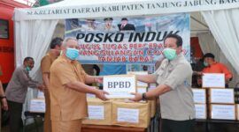 FOTO : Bupati Tanjung Jabung Barat H. Safrial, MS Menerima Penyerahan Alat pelindung diri (APD) dari Organisasi Perangkat Daerah (OPD) Dari Perwakilan OPD Kalaksa BPBD Ir. Zulfikri untuk Tim Gugus Percepatan Penanggulangan, Selasa (14/04/20)