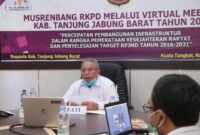 FOTO : Bupati Tanjab Barat, Dr. H. Safrial Memimpin Musrenbang RKPD Tahun 2021 Melalui Video Conference (Vidcon), Rabu (15/04/20).