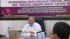 FOTO : Bupati Tanjab Barat, Dr. H. Safrial Memimpin Musrenbang RKPD Tahun 2021 Melalui Video Conference (Vidcon), Rabu (15/04/20).