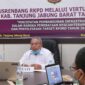 FOTO : Bupati Tanjab Barat, Dr. H. Safrial Memimpin Musrenbang RKPD Tahun 2021 Melalui Video Conference (Vidcon), Rabu (15/04/20).