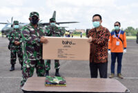 FOTO : Kasrem 042/Garuda Putih Letkol Arh Hary Sassono Utomo, SH Menyerahkan APD Kepada Dinas Kesehatan Provinsi Jambi di Bandara STS Jambi, Sabtu (18/04/20).