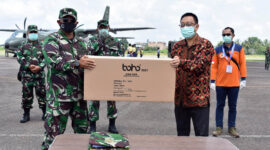 FOTO : Kasrem 042/Garuda Putih Letkol Arh Hary Sassono Utomo, SH Menyerahkan APD Kepada Dinas Kesehatan Provinsi Jambi di Bandara STS Jambi, Sabtu (18/04/20).