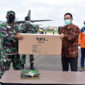 FOTO : Kasrem 042/Garuda Putih Letkol Arh Hary Sassono Utomo, SH Menyerahkan APD Kepada Dinas Kesehatan Provinsi Jambi di Bandara STS Jambi, Sabtu (18/04/20).